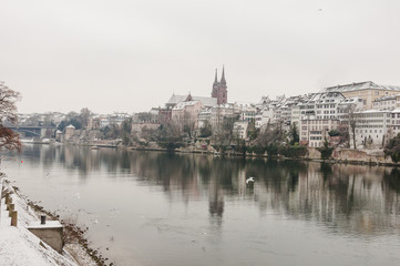 Obraz premium Basel, Basel-Stadt, Stadt, Altstadt, Kleinbasel, Grossbasel, Münster, Rhein, Rheinufer, Uferweg, Pfalz, Winter, Wintertag, Schweiz