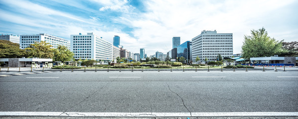 Immeubles de bureaux modernes à Séoul dans le ciel nuageux de la route