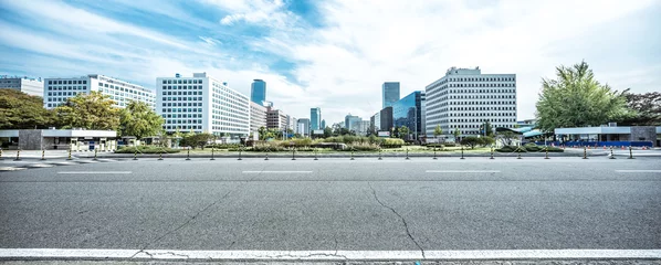 Papier Peint photo Lavable Séoul Immeubles de bureaux modernes à Séoul dans le ciel nuageux de la route
