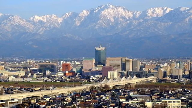 初冬の呉羽山から富山市市街地と剣岳を望む。16時ごろ
