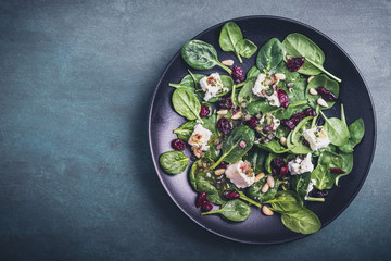 Spinatsalat mit Schafskäse