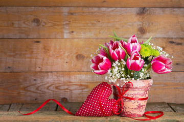 Blumenstrauß mit Herz auf Holz
