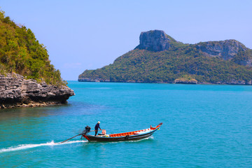 Plakat long-tail boat at ang thong archipelago island,Thailand. 