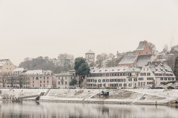 Naklejka premium Basel, Stadt, Altstadt, Rhein, Rheinufer, St. Alban, St. Alban-Tor, Dalbe, Uferweg, Altstadthäuser, Kirche, Winter, Wintertag, Spazierweg, Schweiz