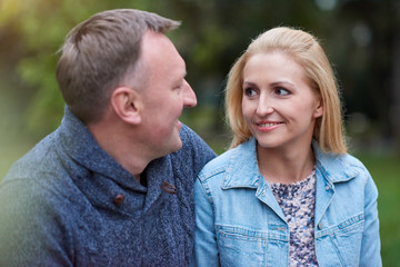 Fototapeta premium Content couple enjoyng time together outside