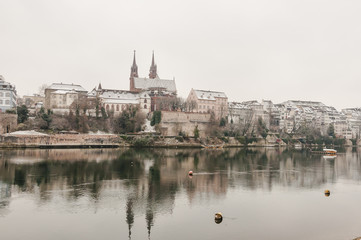 Fototapeta premium Basel, Stadt, Basel-Stadt, Altstadt, Grossbasel, Münster, Kirche, Rhein, Rheinufer, Winterspaziergang, Winter, Schweiz