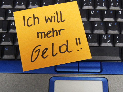 Memo note on notebook, Ich will mehr Geld, I want more money
