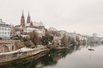 Basel, Stadt, Basel-Stadt, Altstadt, Münster, Kirche, Pfalz, Rhein, Rheinufer, Fähre, Altstadthäuser, Winter, Wintertag, Schweiz