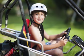 Jeune garçon en Buggy
