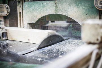 Abbundmaschine in der Holzindustrie