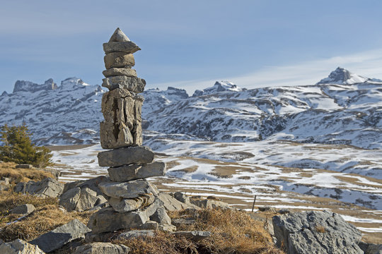 Steinmannli in Winterlandschaft auf Melchsee-Frutt, Obwalden, Schweiz