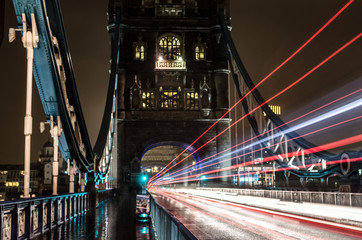 Obraz premium Buses on Tower Bridge