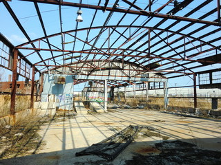 Fototapeta premium Opuszczone rozpadające się wnętrze budynku bez dachu