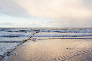 Buhnen und Ostsee im Abendlicht auf Usedom