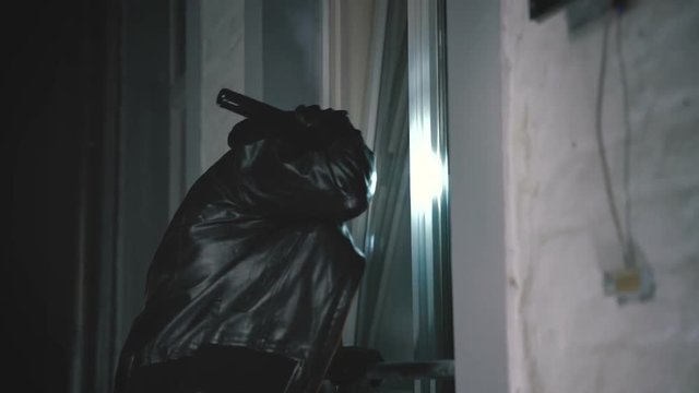 Einbrecher hebeln Fenster / T&uuml;re auf und steigen ins haus ein