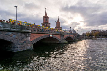 Fototapeta na wymiar Vista del fiume Sprea a Berlino
