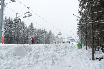 Fototapeta na wymiar An der Piste Schnewittchen, Ski und Snowboart am Bremberg im Rothaargebirge 