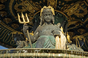 Fototapeta premium Statues de la fontaine des Mers place de la Concorde à Paris, France