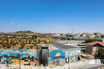 Israeli West Bank barrier and Grafitti, Palestine and Israel. - obrazy, fototapety, plakaty