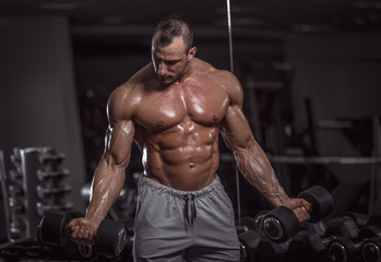 Obraz na płótnie Canvas Handsome muscular man in gym.