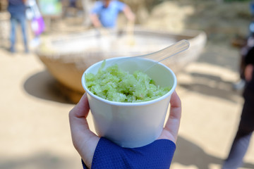 Somme in paper cups white Sprinkle sugar to taste