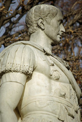 Obraz premium Statue de Jules César au jardin des Tuileries à Paris, France