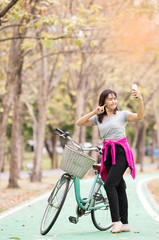 Obraz premium woman selfie with phone after ride bicycle