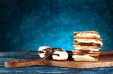 Foto auf Leinwand Dessert smores with marshmallows, crackers and chocolate © Rozmarina