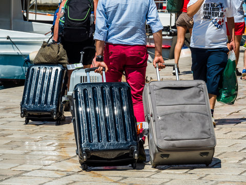 Touristen mit Gepäck