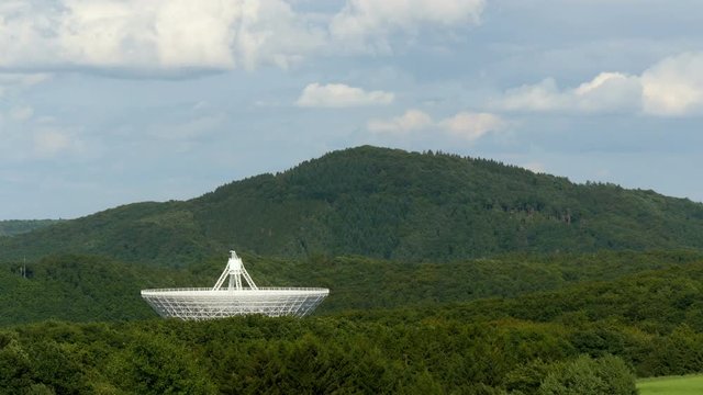 4k UHD The giant Effelsberg 100-m Radio Telescopein a valley - time lapse. 11474
