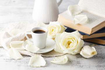 Fototapeta na wymiar Chain drinking hot coffee on a wooden floor with beautiful roses