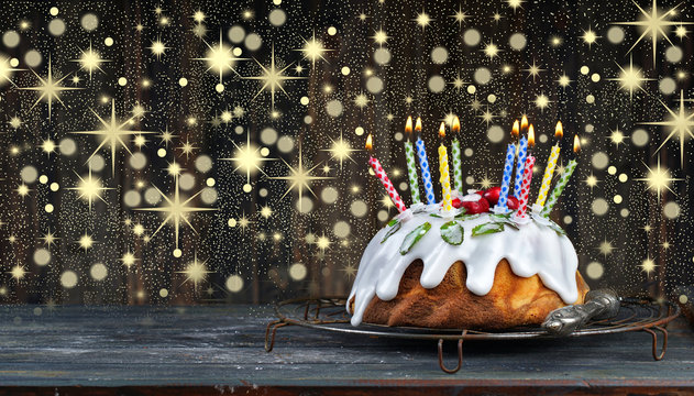 Kuchen mit Kerzen und leuchten zum Geburtstag