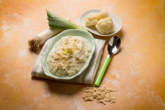 cauliflower mashed with sliced almond and leek