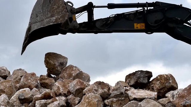 grue avec pelleteuse en action (video slow motion)