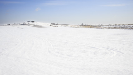 Fototapeta na wymiar Acker und Feld im Winter von Schnee bedeckt