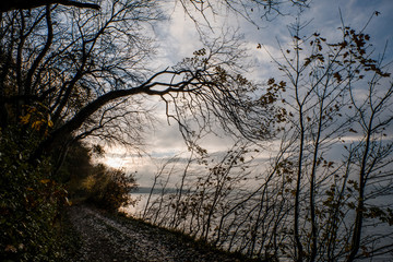 Weg an der Ostsee im Herbst, bei Sonnenuntergang, für Trauerkarte