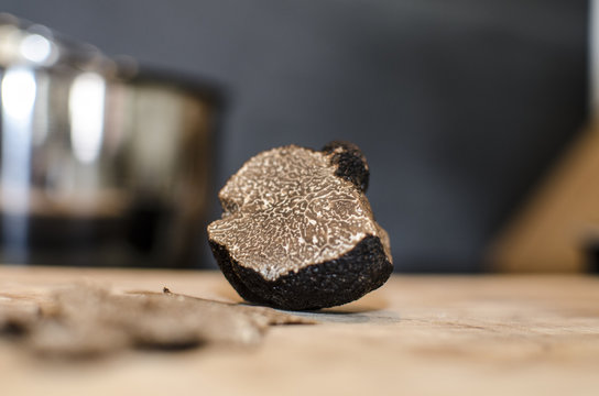 superbe truffe premi&egrave;re cat&eacute;gorie coup&eacute;e en lamelle pr&eacute;sentation sauce cuisine