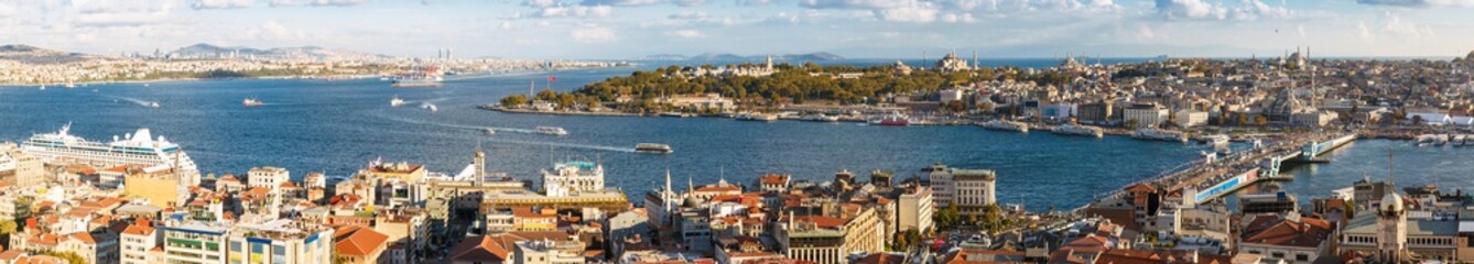 Fototapeta na wymiar Panorama of Golden Horn Gulf and the Bosphorus in Istanbul, Turkey