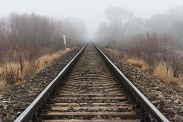 Cercles muraux Chemin de fer Voie ferrée vide entrant dans un brouillard, paysage extérieur