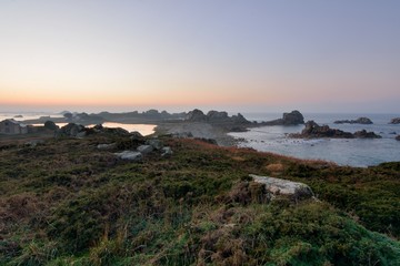 Coucher de soleil sur les îlots de la baie de Plougrescant en Bretagne