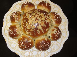 Schweizer Dreikönigskuchen mit Mandelplättchen und Hagelzucker