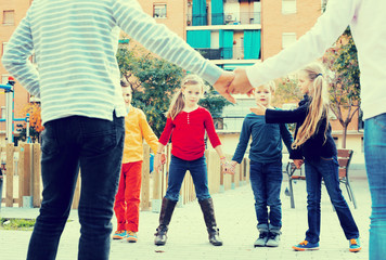 Obraz premium Preschool children playing forcing the city gates