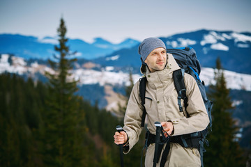 Naklejka premium hiker on the trail in the Carpathians mountains at winter