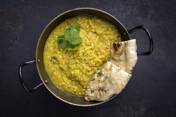 Indische Dal Suppe mit Naan Brot in Schale