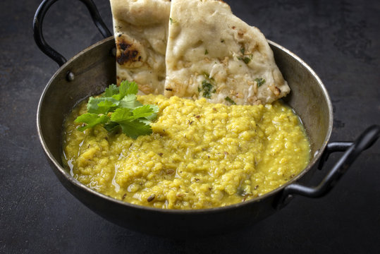 Indische Dal Suppe mit Chapati Brot in Schale