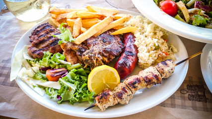 Griechisches Abendessen Mix-Fleischplatte mit Pommes frites