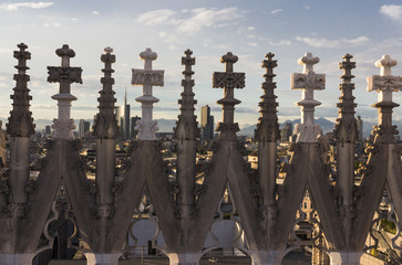 Blick vom Mailänder Dom auf die Stadt und die Alpen