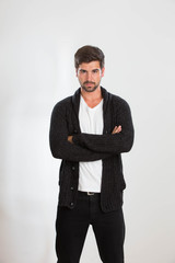 Ein junger Mann posiert im Studio