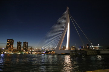 Fototapeta na wymiar Brücke Rotterdam Nachts