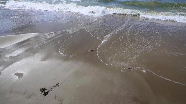 auslaufende Wellen am Strand
